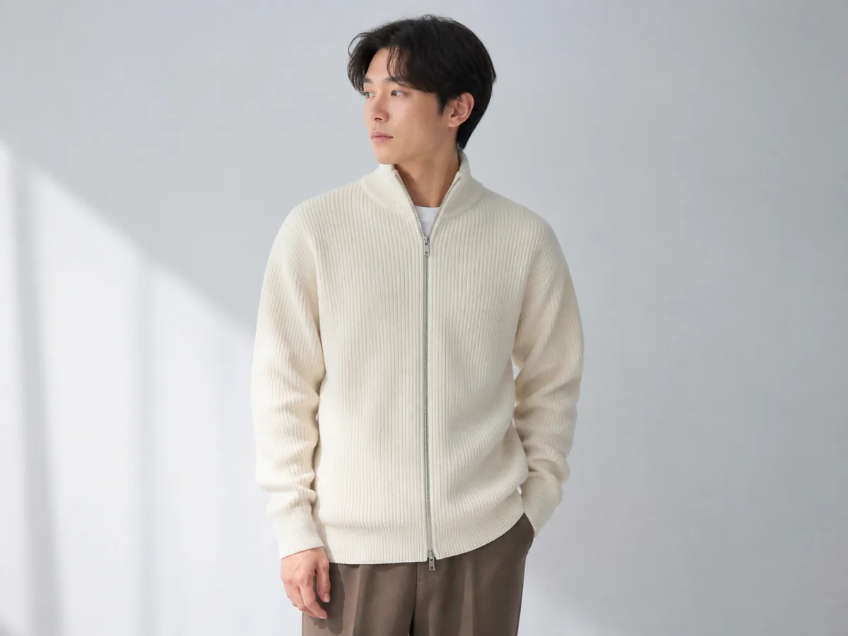 上半身の商品ディテール — 襟、ファスナー、編み地、袖口を、モデル着用の文脈と一緒に確認します。