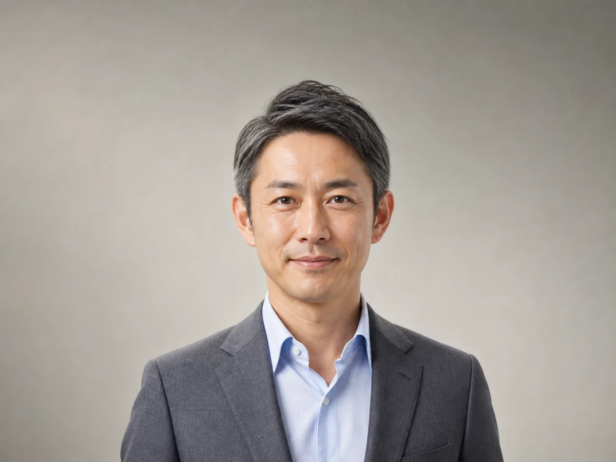 丸型プロフィールでも見切れにくい構図 — 髪、耳、襟、肩、頭上の余白を残し、小さな丸型表示でも窮屈にならないようにします。