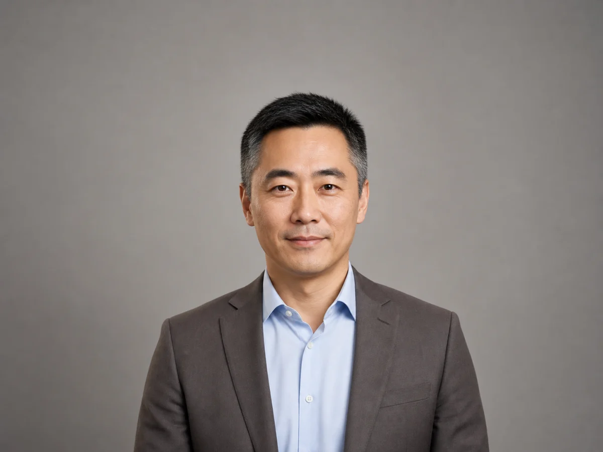 兼容圆形头像裁切 — 完整保留头发、衣领和肩部空间，缩成圆形头像后也不会显得拥挤。