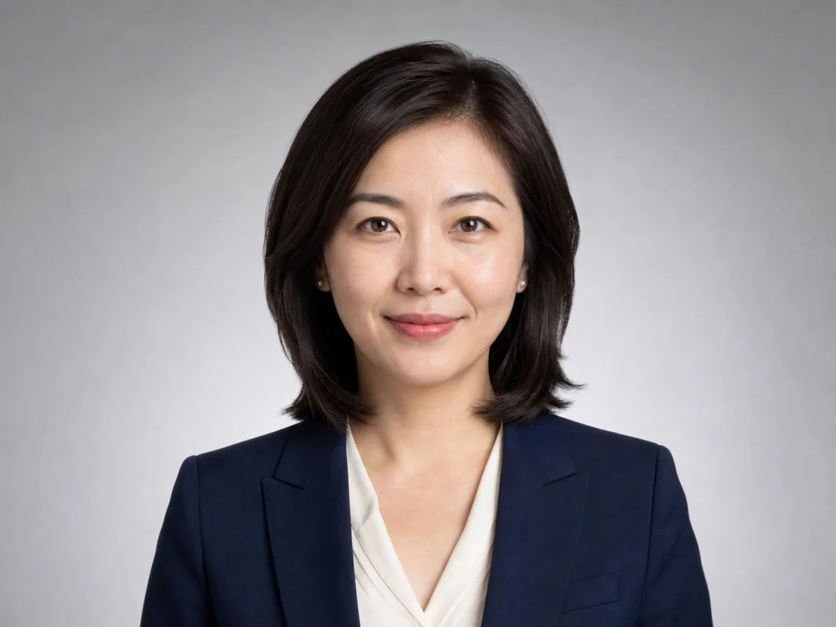 咨询与商务服务形象 — 克制着装与中性影棚光强调可靠感,同时保留真实年龄和皮肤细节。